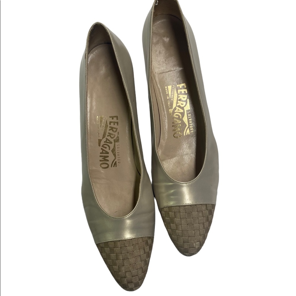 Gold vintage Ferragamo pumps 8.5